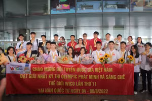 Đoàn học sinh Việt Nam tham dự kỳ thi WICO 2022.