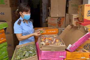 Lô bánh Trung thu không rõ nguồn gốc bị tạm giữ.