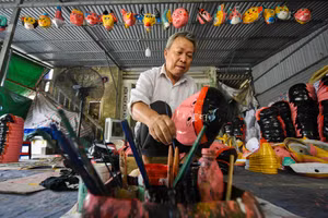 Hàng ngàn chiếc mặt nạ giấy bồi làng Ông Hảo đang được gấp rút hoàn thiện để phục vụ đúng dịp Tết Trung thu.