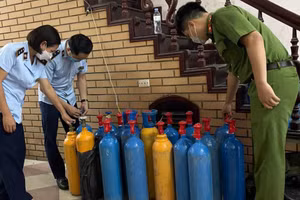 Lượng lớn ' khí cười' bị lực lượng chức năng phát hiện và thu giữ tại Hà Nội.