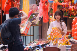 Hàng Mã rực rỡ sắc màu cho dù còn khoảng gần 1 tháng nữa mới đến Tết Trung thu.