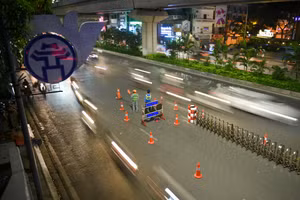 Tối 5/8 đơn vị thi công đã tiến hành lắp hàng rào cứng trên đường Nguyễn Trãi.