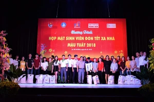 Đại diện các sinh viên lên nhận quà tại chương trình Họp mặt sinh viên đón Tết xa nhà