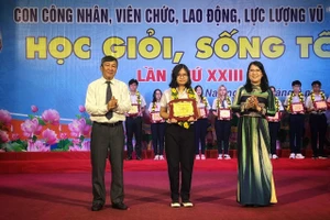 Ông Hồ Thanh Sơn, Phó Bí thư thường trực Tỉnh uỷ và bà Nguyễn Thị Như Ý, Chủ tịch LĐLĐ tỉnh tuyên dương các gương “ Học giỏi sống tốt”