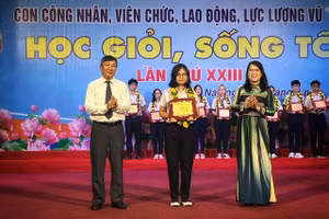 Ông Hồ Thanh Sơn, Phó Bí thư thường trực Tỉnh uỷ và bà Nguyễn Thị Như Ý, Chủ tịch LĐLĐ tỉnh tuyên dương các gương “ Học giỏi sống tốt”
