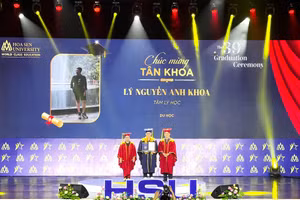 Một tân cử nhân HSU trong lúc nhận bằng tốt nghiệp.