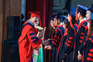 Trao bằng tốt nghiệp cho tân thạc sĩ và cử nhân