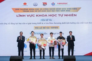 Thứ trưởng Bộ GD&ĐT Nguyễn Văn Phúc trao Giải thưởng KH&CN dành cho sinh viên năm 2022.