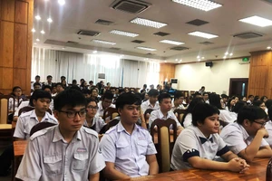 Học sinh tham dự buổi công bố quyết định thành lập đội tuyển học sinh giỏi của TP.HCM dự thi học sinh giỏi quốc gia năm 2020