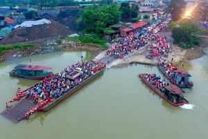 Sở GTVT Hải Dương nói gì về tình trạng hàng nghìn người chen nhau đợi phà?