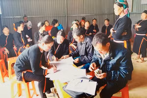 Phụ nữ dân tộc Lô Lô, xóm Khuổi Chủ, xã Hà Thượng, huyện Bảo Lạc vay tín dụng từ Ngân hàng chính sách