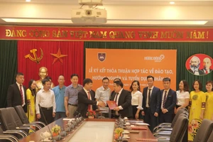 TS. Hà Xuân Linh – Trưởng khoa Khoa Quốc tế và ông Nguyễn Hoài Phú - Chủ tịch Hội Đồng quản trị kiêm Tổng Giám đốc Công ty ký kết biên bản ghi nhớ hợp tác trước sự chứng kiến của đại diện một số ban chức năng của Đại học Thái Nguyên và hai đơn vị