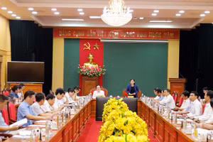 Đồng chí Phùng Xuân Nhạ, Ủy viên Ban Chấp hành Trung ương Đảng, Bộ trưởng Bộ Giáo dục và Đào tạo thăm và làm việc tại Thái Nguyên