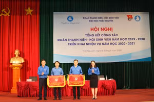 Đồng chí Nguyễn Mỹ Linh, Phó Bí thư Tỉnh đoàn Thái Nguyên và đồng chí Nguyễn Đình Yên, Bí thư Đoàn ĐH Thái Nguyên tặng cờ thi đua cho các đơn vị có thành tích xuất sắc năm học 2019 - 2020.