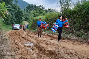 Đại diện lãnh đạo Sở GD&ĐT Thái Nguyên cùng các doanh nghiệp, đơn vị, nhà hảo tâm tặng quà cô trò điểm trường Liên Phương