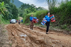 Đại diện lãnh đạo Sở GD&ĐT Thái Nguyên cùng các doanh nghiệp, đơn vị, nhà hảo tâm tặng quà cô trò điểm trường Liên Phương