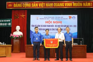 PGS.TS Nguyễn Tiến Dũng, Hiệu trưởng nhà trường trao Cờ thi đua đơn vị xuất sắc dẫn đầu cụm của Đoàn ĐH Thái Nguyên cho Đoàn trường.