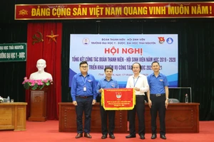 PGS.TS Nguyễn Tiến Dũng, Hiệu trưởng nhà trường trao Cờ thi đua đơn vị xuất sắc dẫn đầu cụm của Đoàn ĐH Thái Nguyên cho Đoàn trường.