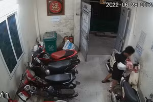 Hình ảnh kẻ biến thái sàm sỡ cô gái được camera an ninh ghi lại.