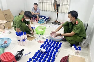 Hàng trăm chai thuốc bảo vệ thực vật giả được công an thu giữ tại nhà đối tượng Vương Mạnh Giác thuê.