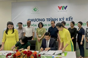 Bà Vũ Thanh Thủy - Tổng biên tập Báo Điện tử VTV News, Giám đốc quỹ Tấm lòng Việt – Đài THVN và Thầy thuốc nhân dân, PGS.TS.BS Nguyễn Duy Ánh - Giám đốc Bệnh viện Phụ Sản Hà Nội ký kết thỏa thuận.