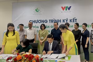 Bà Vũ Thanh Thủy - Tổng biên tập Báo Điện tử VTV News, Giám đốc quỹ Tấm lòng Việt – Đài THVN và Thầy thuốc nhân dân, PGS.TS.BS Nguyễn Duy Ánh - Giám đốc Bệnh viện Phụ Sản Hà Nội ký kết thỏa thuận.