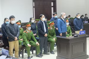 Ông Nguyễn Đức Chung và đồng phạm trong phiên tòa xét xử sơ thẩm vụ án 'tiếp tay' cho Công ty Nhật Cường.