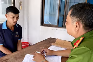 Nam làm việc với Công an sau khi sát hại vợ.