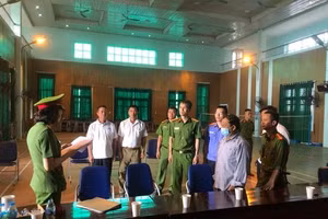 Cơ quan chức năng đọc Lệnh bắt tạm giam đối với hai cán bộ thôn Việt Vân.