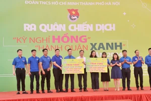 110 suất quà được trao tặng trong chiến dịch 'Kỳ nghỉ hồng - Hành quân xanh' 