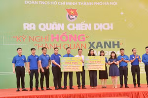 110 suất quà được trao tặng trong chiến dịch 'Kỳ nghỉ hồng - Hành quân xanh' 
