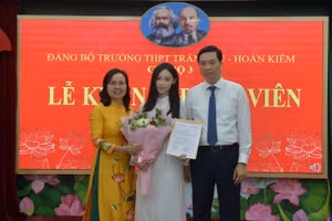 Nữ sinh trường THPT Trần Phú vinh dự được kết nạp Đảng trước kỳ thi tốt nghiệp