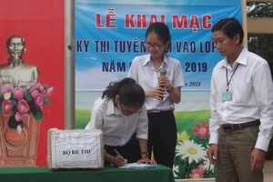 Thí sinh kiểm tra phong bì đựng đề thi tại lễ khai mạc