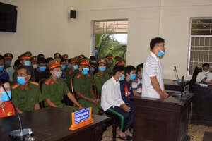 Các bị cáo tại phiên xét xử ngày 23/12.