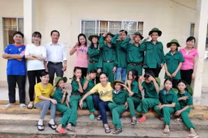 Cô Trịnh Hà Giang (ngồi giữa) cùng học trò.