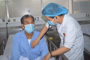 Bác sĩ thăm khám bệnh nhân sau phẫu thuật.