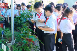 Các em HS trải nghiệm tại “Vườn Sinh vật”.