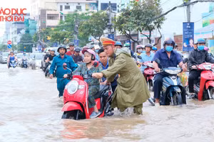 Nhiều tuyến đường nội ô TP Cần Thơ ngập sâu do triều cường.