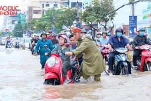 Nhiều tuyến đường nội ô TP Cần Thơ ngập sâu do triều cường.