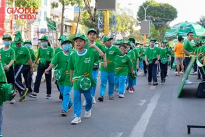 Các em HS hào hứng tham gia Ngày hội đi bộ.