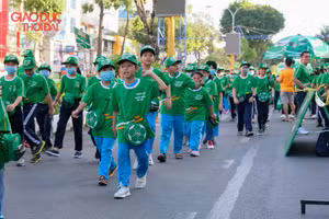 Các em HS hào hứng tham gia Ngày hội đi bộ.