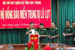 Các cán bộ, chiến sĩ ủng hộ đồng bào miền Trung bị lũ lụt.