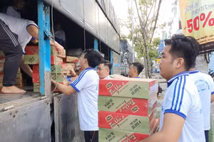 Đoàn viên thanh niên Cần Thơ hỗ trợ vận chuyển các vật phẩm lên xe.