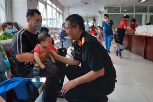 Đại diện Viettel Cần Thơ thăm hỏi các bé đến khám sàng lọc tim.