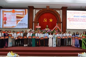 Vinh danh các gia đình học tập tiêu biểu của tỉnh Tiền Giang.