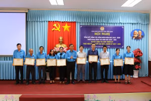 Trao bằng khen của LĐLĐ tỉnh Tiền Giang cho tập thể và cá nhân.