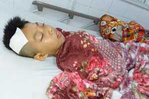 Em Thạch Vũ Luận đang nằm điều trị ở Bệnh viện Nhi Đồng 2 (TPHCM).