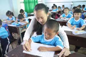 Cô, trò Trường TH 1 Thị trấn Năm Căn (Cà Mau) trong giờ học. Ảnh: Q. Ngữ.