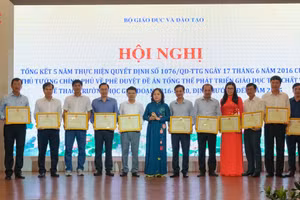 Thứ trưởng Ngô Thị Minh trao Bằng khen của Bộ trưởng Bộ GD&ĐT cho các tập thể, cá nhân.