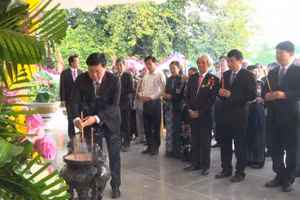 Bí thư Tỉnh ủy Lê Quốc Phong cùng đại biểu thành kính dâng hương tại mộ cụ Phó bảng Nguyễn Sinh Sắc.